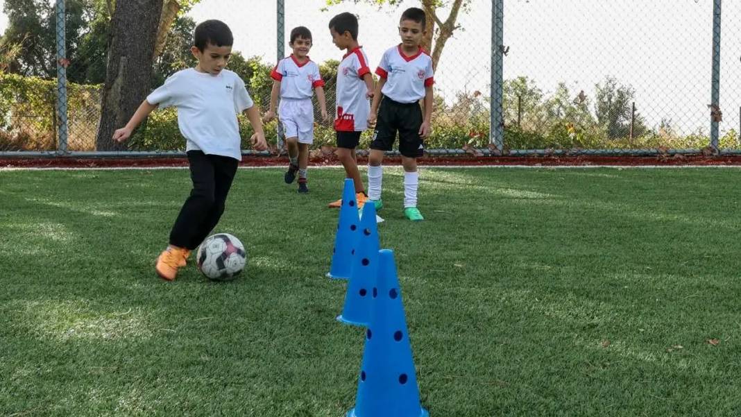 Antalya’da Çocuklara Ücretsiz Futbol Akademisi: Geleceğin Yıldızları Yetişiyor! 4